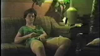 Вот как она мастурбирует ее волосатую дырку