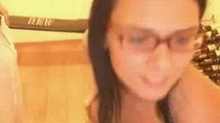 Это брюнетка показывает нам, на веб-камеру, как сосать