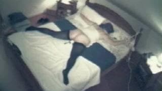 Зрелую женщину снимают на видео с потолка.