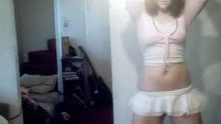 Брюнетка сексуально двигается перед камерой