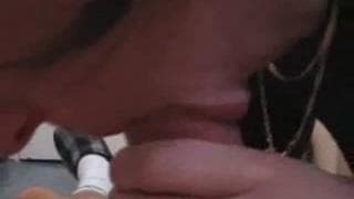 Молодая шлюха делает ему изумительный минет