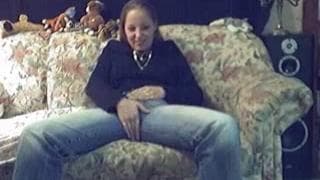 Подросток, который мастурбирует на диване