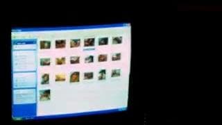 Девушка мастурбирует смотря порновидео