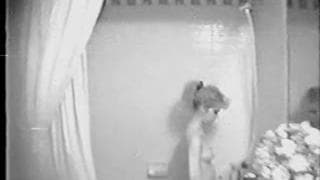 Сегодня она мастурбирует в ванной. Сегодня она мастурбирует в ванной.