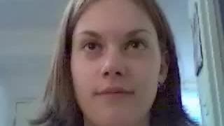 Молодая шлюха ебет себя на веб-камеру