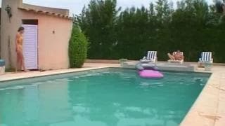 Секс в бассейне, безусловно, освежающий