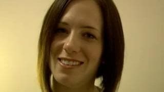 Айви брюнетка, которая сосёт член на коленях