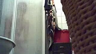 Эта молодая девушка записывается на видео