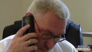 Это гинеколог берет его возможность! Это гинеколог берет его возможность!