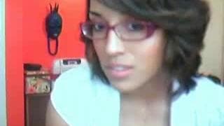 Несносная девица танцует на камеру