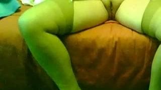 Она любит трахать ее киску фаллоимитатором