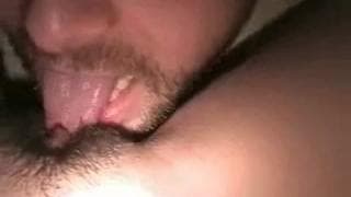 Парень и его подруга снимают домашнее видео