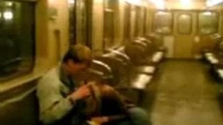 Пара, наслаждаясь минетом в поезде