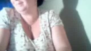 Зрелая дама показывает нам ее сиськи