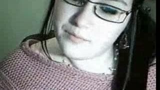 Молодая леди показывает ее большие сиськи