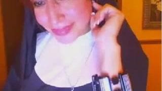 Непослушная монахиня светит сиськи на камеру