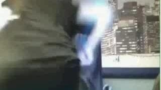 Он снимает свою подружку на камеру