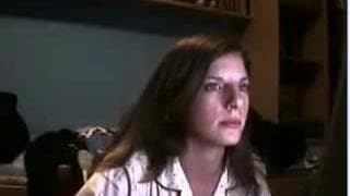 Молодая девушка перед ее веб-камерой