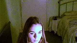 Захватывающий танец от этой брюнетки!