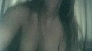 Она возбуждает своих поклонников касаясь киски