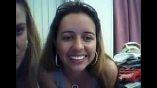 Две молодые женщины перед камерой