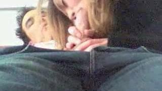Блондинка делает ее бойфренду минет