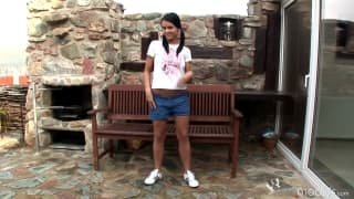 Эта распутная брюнетка заботится о себе