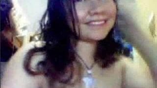 Эта молодая девушка трогает себя на камеру