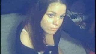 Молодая женщина играет с ее киской