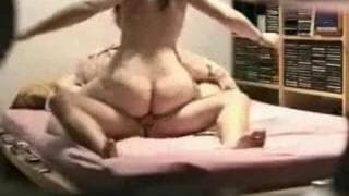 Пухлая женщина сидит на этом члене