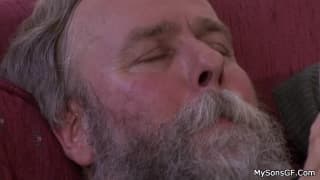 Миниатюрная блондинка трахает старика