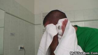 Эта жирная шлюха готова насладиться трахом