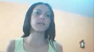 Молодая женщина, которая любит ласкать себя