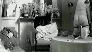 Яна мастурбирует, не зная что ее снимают