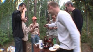 Две красивые шлюхи в оргии в кемпинге Две красивые шлюхи в оргии в кемпинге