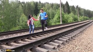 Кира трахается в лесу и наслаждается этим Кира трахается в лесу и наслаждается этим