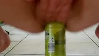 Шлюшка показывает как использовать бутылку!