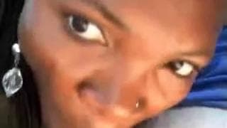 Черная шлюха сосет хуй в машине