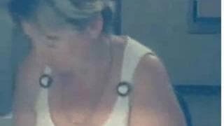 Зрелая женщина мастурбирует жадно