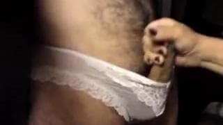 Этот парень носит трусики жены.