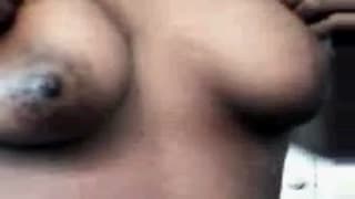 Черная женщина,которая любит себя ласкать.