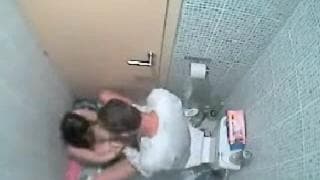 Эта пара трахается в туалете