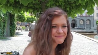 Симпатичная Келли трахается жестко на улице