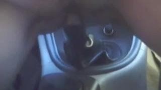 Она сидит на ручке переключения передач!