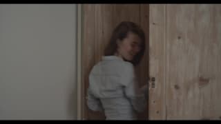 Молодая пара страстно ебется перед камерой.