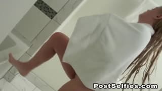 Эта девушка ласкает свое тело в душе.