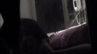 Молодая женщина играет в секс игры