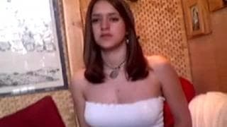 Она показывает сиськи и киску на камеру