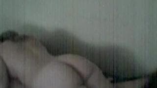 Пара трахается у себя на кровати