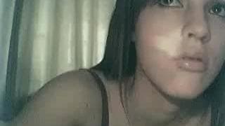 Брюнетка мастурбирует ее задницу